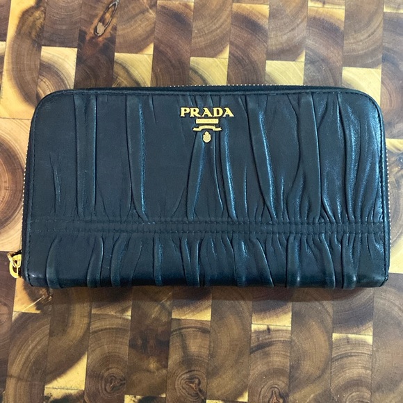 Authentic Prada wallet - Picture 1 of 8